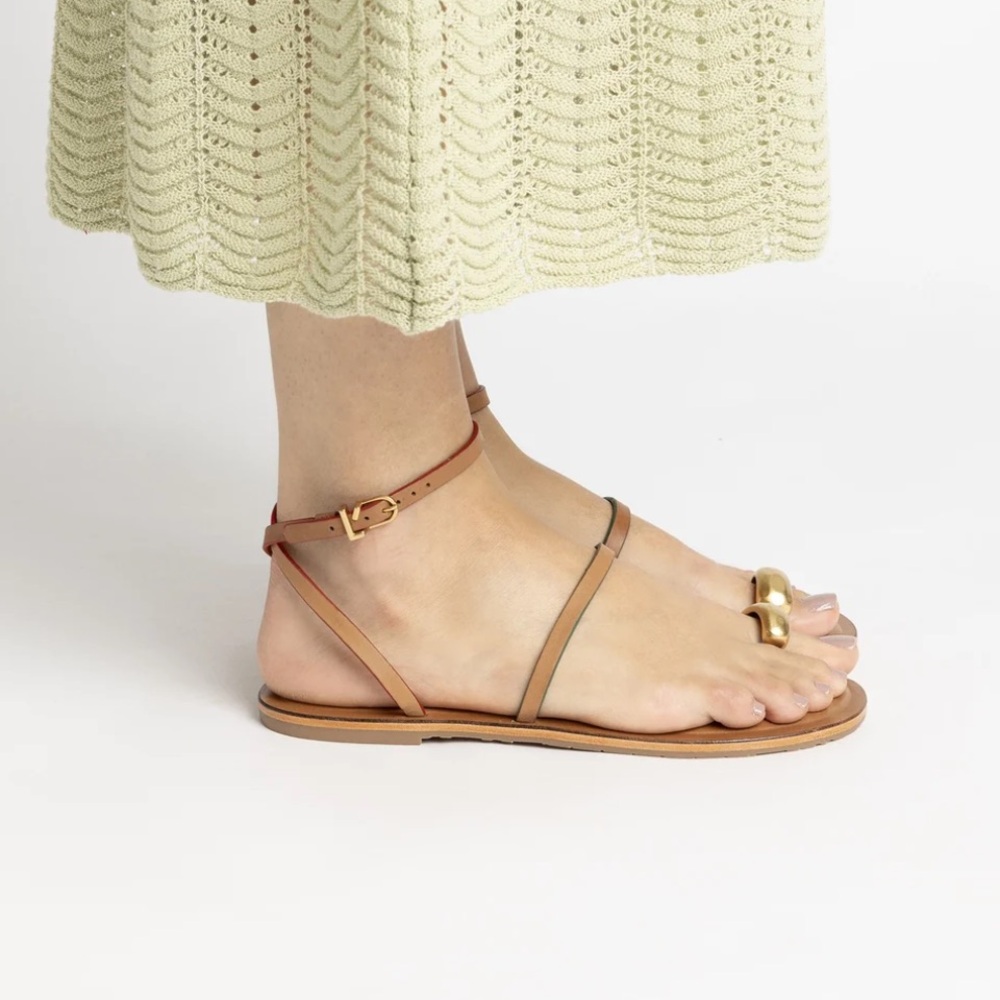 NWT Larroude Biarritz Flat Sandal In Light Caramel Leather - Picture 2 of 5